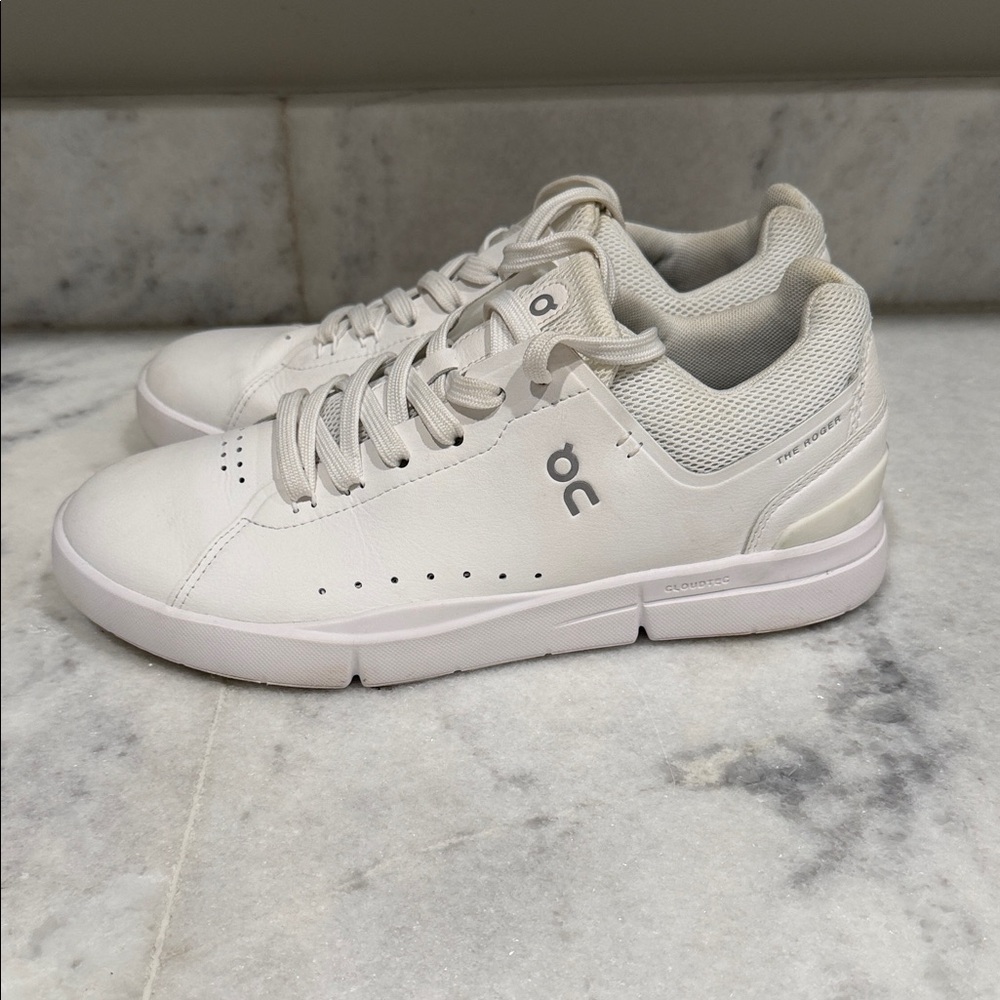 ON (On Cloud)White Sneakers